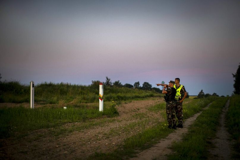 Membros do Serviço Nacional de Guarda de Fronteiras da Lituânia patrulham a fronteira com a Bielorrússia,perto da aldeia de Purvenai, na Lituânia. 2021