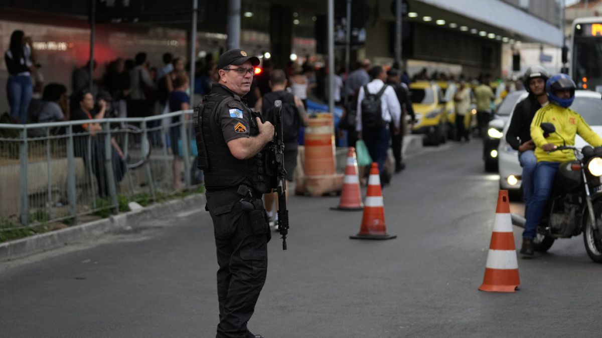 Dispositivo policial en la estación de autobuses de Río de Janeiro por el secuestro del autobús. 