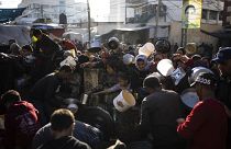 Palestinesi fanno la fila a Rafah, nella Striscia di Gaza, per la distribuzione dei pasti