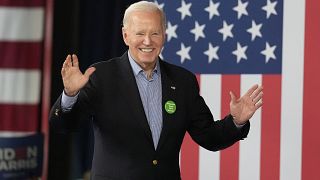 Il presidente Joe Biden saluta i sostenitori dopo aver parlato a un evento della campagna elettorale, il 9 marzo 2024, ad Atlanta