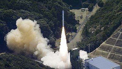 A rakéta a kilövés utáni pillanatokban Vakajama prefektúrában 2024.03.13-án.