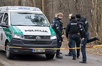 Agentes de policía cerca de la casa de Leonid Volkov en Vilna (Lituania) este miércoles 13 de marzo