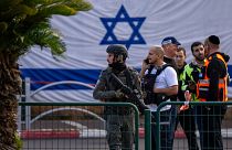 عناصر من الشرطة الإسرائيلية في مكان وقوع عملية دهس وطعن مزدوجة في مدينة رعنانا وسط إسرائيل