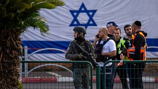 عناصر من الشرطة الإسرائيلية في مكان وقوع عملية دهس وطعن مزدوجة في مدينة رعنانا وسط إسرائيل