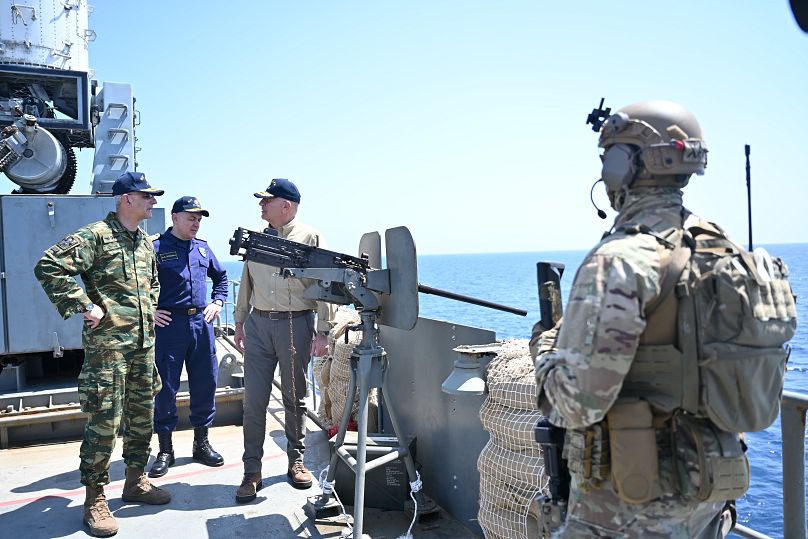 Ο υπουργός Εθνικής Άμυνας, Νίκος Δένδιας επισκέφθηκε τη φρεγάτα «Ύδρα» την Δευτέρα