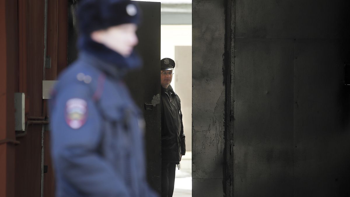 ضباط من الشرطة الروسية يقفون عند مدخل السفارة الأمريكية في سانت بطرسبرغ