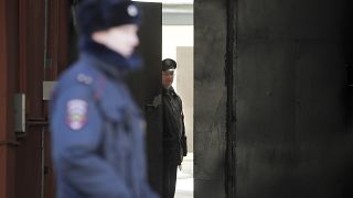 ضباط من الشرطة الروسية يقفون عند مدخل السفارة الأمريكية في سانت بطرسبرغ