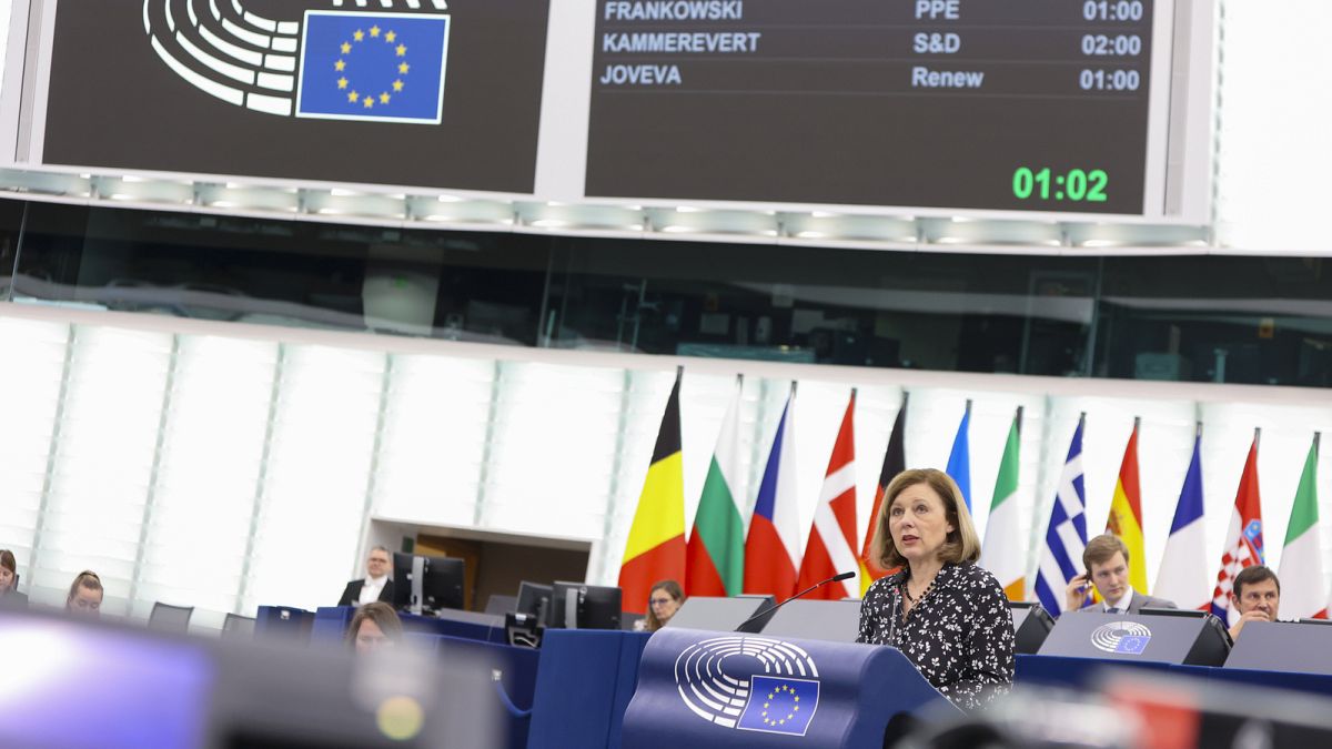 Věra Jourová fala durante o debate no Parlamento Europeu sobre a Lei da Liberdade de Imprensa, 13 de março de 2024.