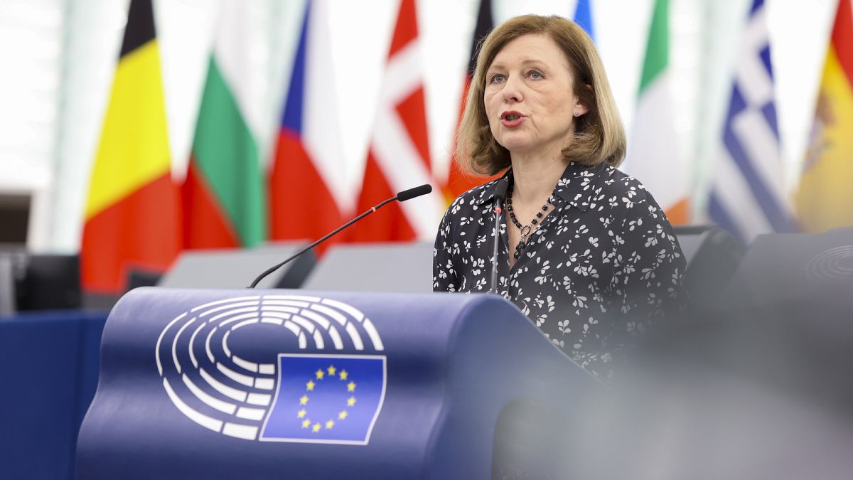 EU Parliament votes to protect media freedom and limit spying on reporters thumbnail