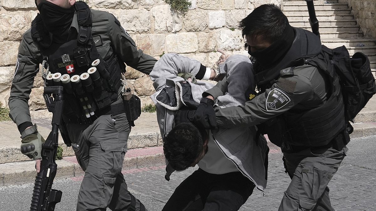 شرطيان إسرائيليان يعتقلان شابا فلسطينيا أعزل