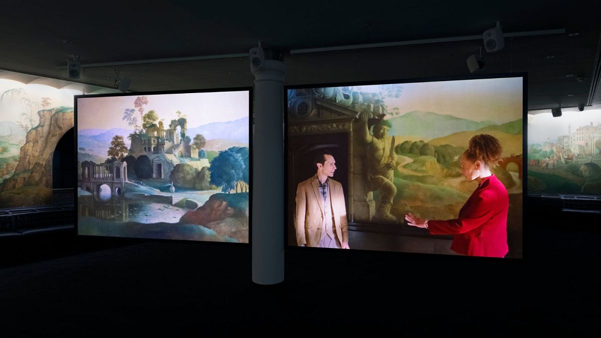 Контекстуализиране на противоречията: Защо художникът Кийт Пайпър защитава „расистка“ стенопис в Tate Britain