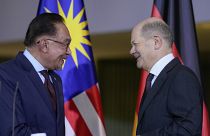 المستشار الألماني أولاف شولتز، على اليمين، ورئيس الوزراء الماليزي أنور إبراهيم
