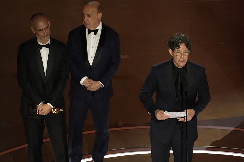 Джеймс Уилсон, Леонард Блаватник и Джонатан Глейзер (слева направо) принимают награду за фильм "Зона интереса".