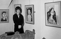 Umjetnik Francois Gilot pozira sa svojim radom na osobnoj umjetničkoj izložbi u Milanu, 21. prosinca 1965. 