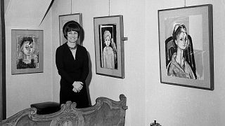 Художник Франсуа Жило позирует со своими работами на персональной художественной выставке в Милане, 21 декабря 1965 года. 