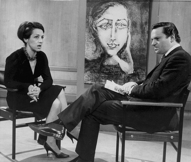 L'artista Francoise Gilot durante un'intervista con Reginald Bosanquet sul suo libro di memorie nel 1965.
