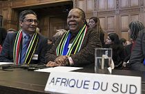 وزيرة خارجية جنوب أفريقيا ناليدي باندورث، وسط، في محكمة العدل الدولية،  دعوى تتهم فيها إسرائيل بارتكاب إبادة جماعية- لاهاي، هولندا، 26 يناير، 2024.