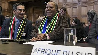 وزيرة خارجية جنوب أفريقيا ناليدي باندورث، وسط، في محكمة العدل الدولية،  دعوى تتهم فيها إسرائيل بارتكاب إبادة جماعية- لاهاي، هولندا، 26 يناير، 2024.