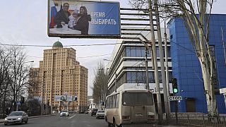 Un manifesto elettorale recita, in russo, "tempo di scegliere"