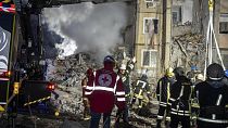 فرق الإنقاذ من موقع مبنى مدمر على حي سكني في أوديسا، أوكرانيا