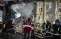 فرق الإنقاذ من موقع مبنى مدمر على حي سكني في أوديسا، أوكرانيا