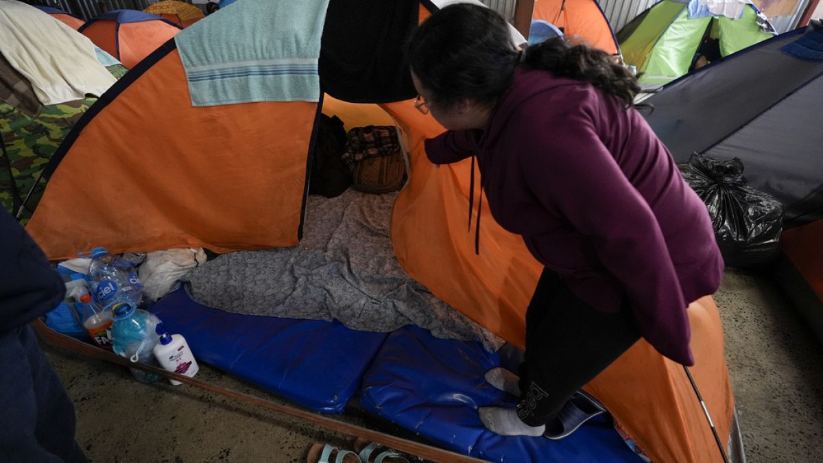 Някои от търсещите международна закрила са настанени на палатки из