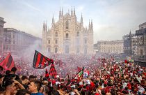 I tifosi del Milan festeggiano in piazza Duomo la vittoria dello Scudetto (22 maggio 2022)