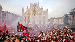 I tifosi del Milan festeggiano in piazza Duomo la vittoria dello Scudetto (22 maggio 2022)