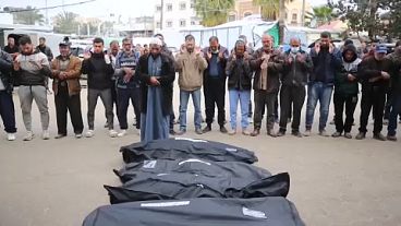 فلسطينيون يقيمون صلاة الجنازة أمام جثامين 16 شخصا قتلوا في القصف الإسرائيلي