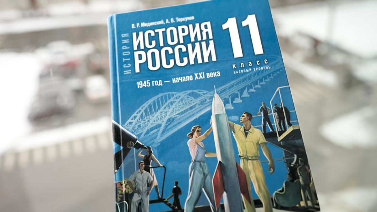 Egy, a Kreml propagandájára fazonírozott orosz történelem tankönyv 11-edikes tanulóknak