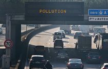 Οχήματα κινούνται στον δακτύλιο του Παρισιού κατά τη διάρκεια αιχμής της ρύπανσης. 
