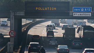 Vehículos circulan por el anillo de París durante un pico de contaminación. 