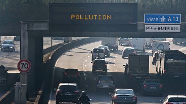 Fahrzeuge fahren auf dem Pariser Ring während einer Verschmutzungsspitze. 