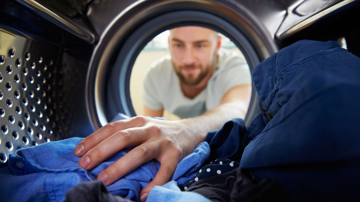 Вашето пране може да изпуска микропластмаса в дома ви. Ето