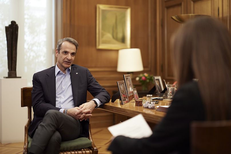 Ο Έλληνας πρωθυπουργός, Κυριάκος Μητσοτάκης, συνομιλεί με τη δημοσιογράφο του Euronews. Νικολέτα Δρούγκα