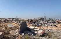 مجمع حمد السكني بعد أن دمرته الغارات الإسرائيلية بمدينة خان يونس وسط قطاع غزة.