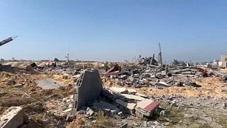 مجمع حمد السكني بعد أن دمرته الغارات الإسرائيلية بمدينة خان يونس وسط قطاع غزة.