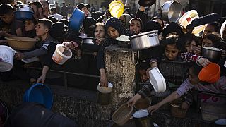 فلسطينيون يتكدسون للحصول على وجبة مجانية في رفح، قطاع غزة، 12 مارس، 2024.