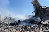 Ruínas de prédios destruídos por bombardeamentos israelitas na Faixa de Gaza