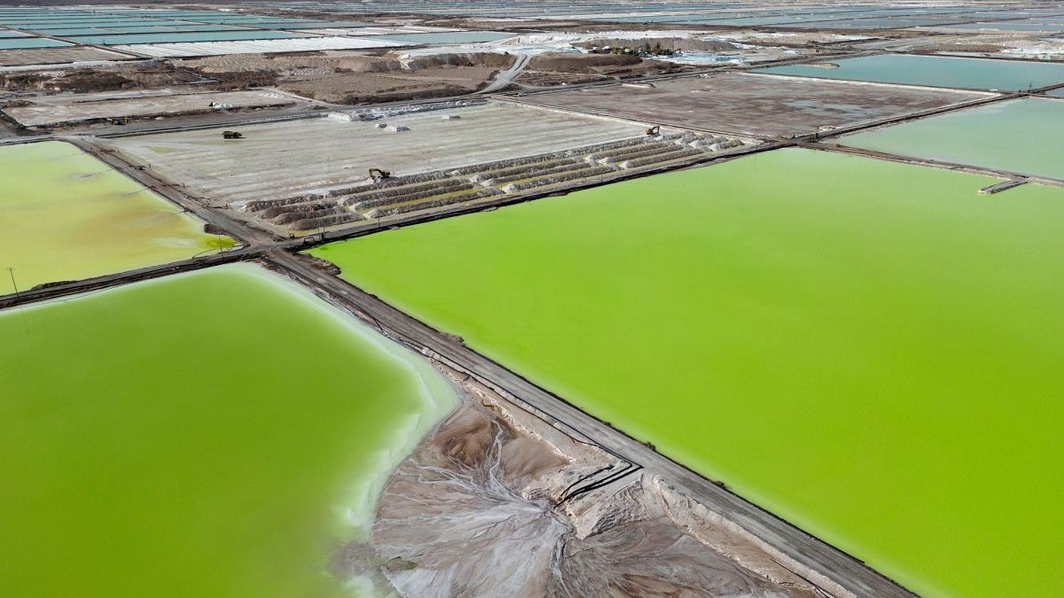 Tuzlu su, 18 Nisan 2023 Salı günü Peine, Şili yakınlarındaki SQM Lithium şirketinin lityum ekstraksiyon tesisi tesislerindeki havuzlarda buharlaşıyor.