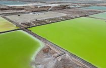 Salmuera se evapora en piscinas en las instalaciones de la planta de extracción de litio de la empresa SQM Lithium cerca de Peine, Chile, martes 18 de abril de 2023.