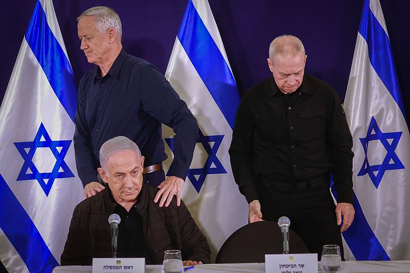 Gantz, Netanjahu és Yoav Gallant védelmi miniszter a szükségkormány idején