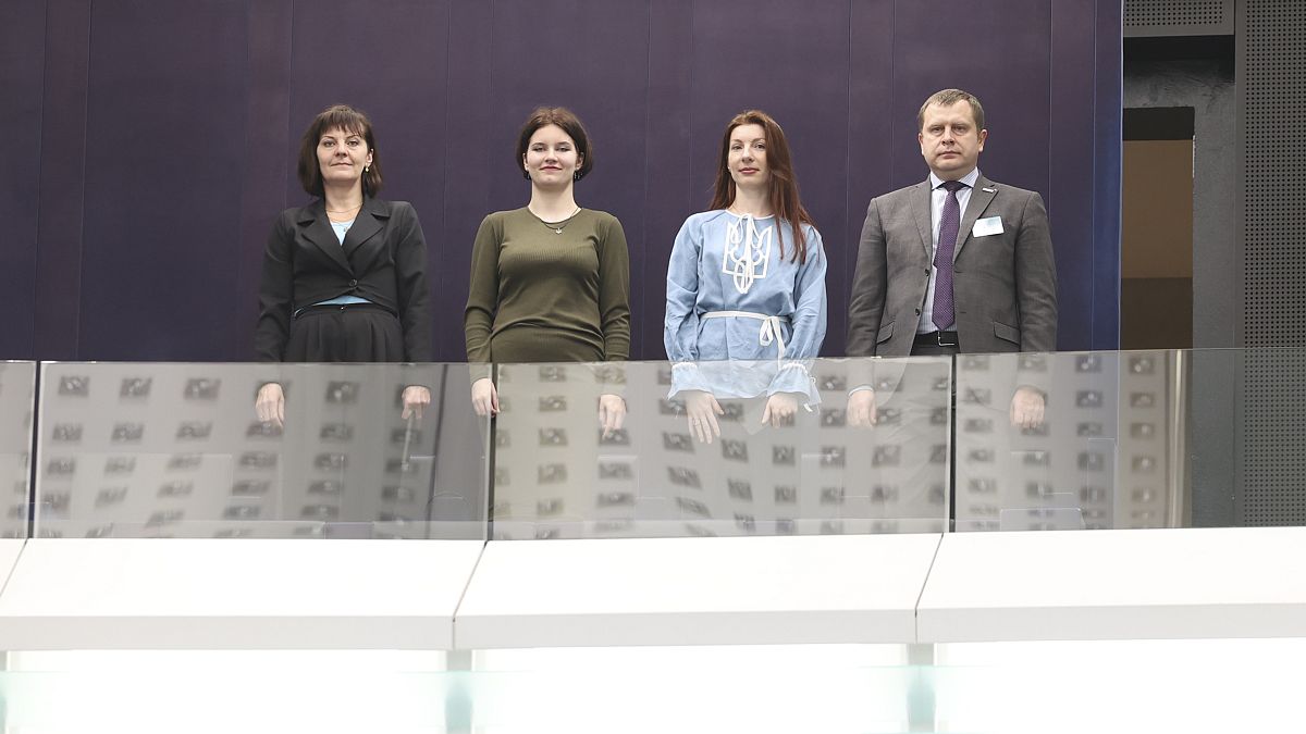 Valeriia Halych, segunda por la izquierda durante el debate en el Parlamento Europeo.