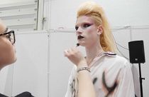 Manequins exibem últimas tendências da maquilhagem em Londres