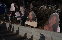 Протестующие с гигантскими фото женщин, которые больше 150 дней находятся в плену у ХАМАС