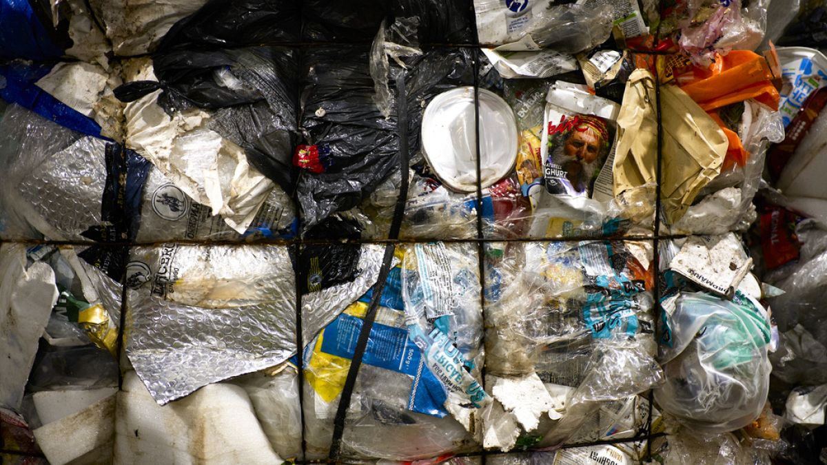 Политика на ЕС.
            
Ексклузивно: Търговски служители са уверени, че ще отложат закона за отпадъците от опаковки