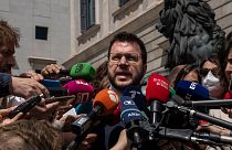 O Presidente da Catalunha, Pere Aragones, fala aos meios de comunicação social em frente ao Parlamento espanhol em Madrid, Espanha, quinta-feira, 21 de abril de 2022. 