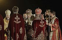 Clérigos y el líder de la Iglesia Ortodoxa Búlgara, el Patriarca Neófito, en el centro, participan en una misa frente a la catedral Alexander Nevsky en Sofía, Bulgaria