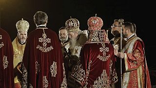Clérigos y el líder de la Iglesia Ortodoxa Búlgara, el Patriarca Neófito, en el centro, participan en una misa frente a la catedral Alexander Nevsky en Sofía, Bulgaria