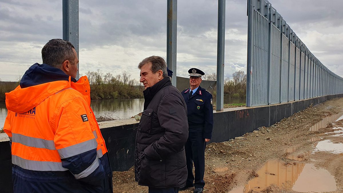 Ο Μιχάλης Χρυσοχοΐδης κάνει αυτοψία στις εργασίες επέκτασης του φράχτη στον Έβρο